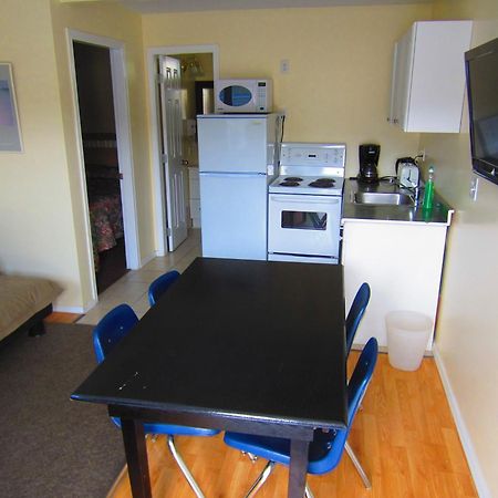 Black Sea Motel Penticton Bagian luar foto