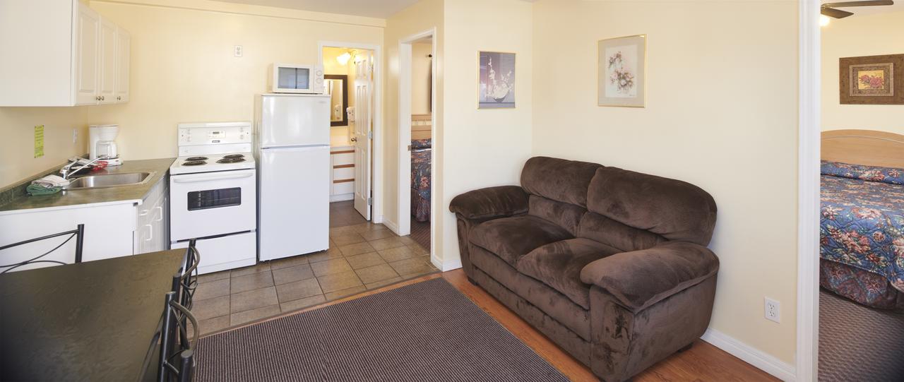 Black Sea Motel Penticton Bagian luar foto
