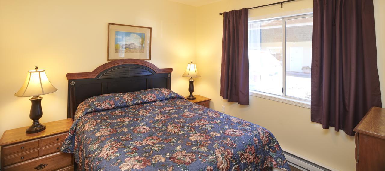 Black Sea Motel Penticton Bagian luar foto