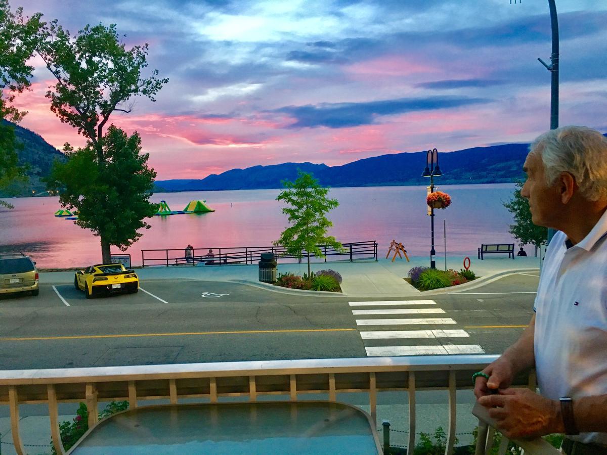 Black Sea Motel Penticton Bagian luar foto