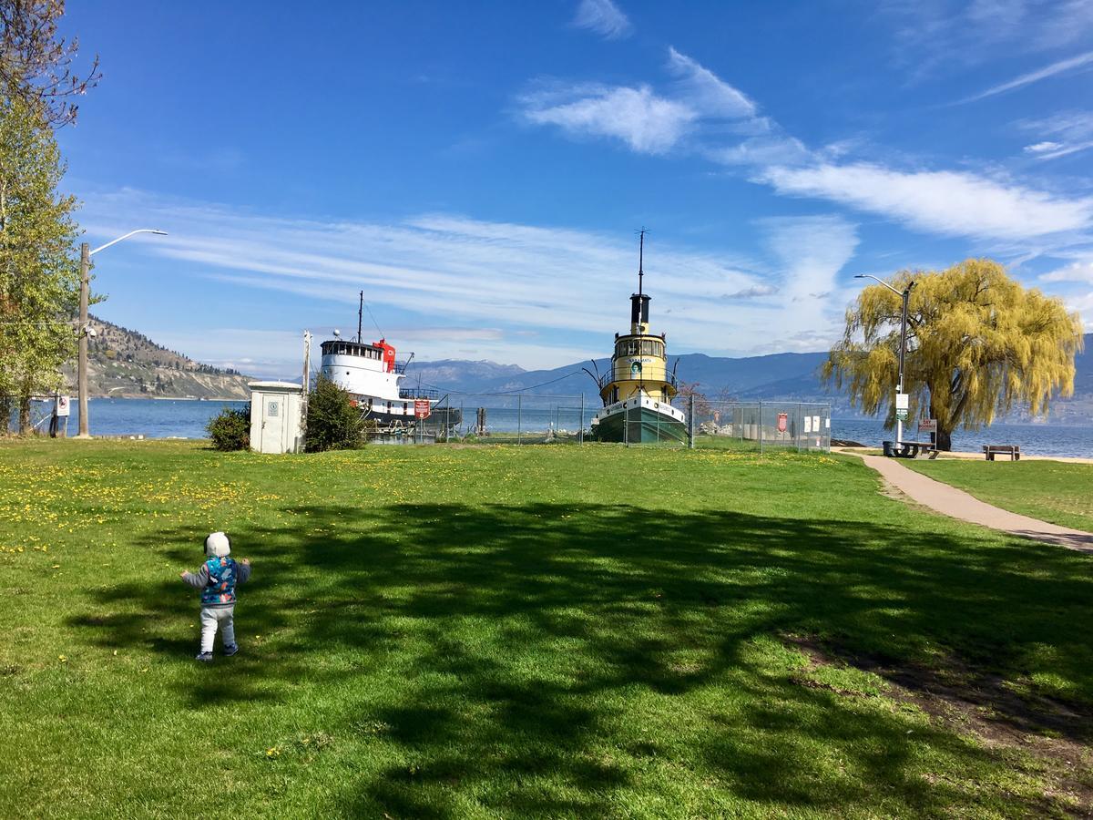 Black Sea Motel Penticton Bagian luar foto