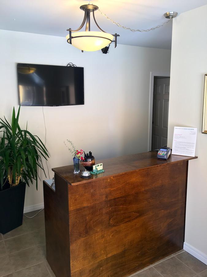 Black Sea Motel Penticton Bagian luar foto