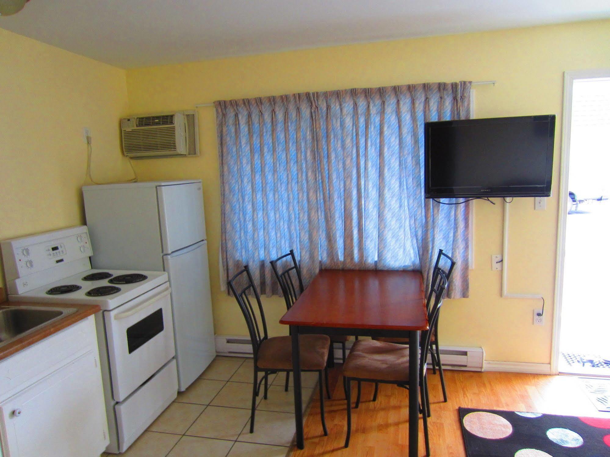 Black Sea Motel Penticton Bagian luar foto