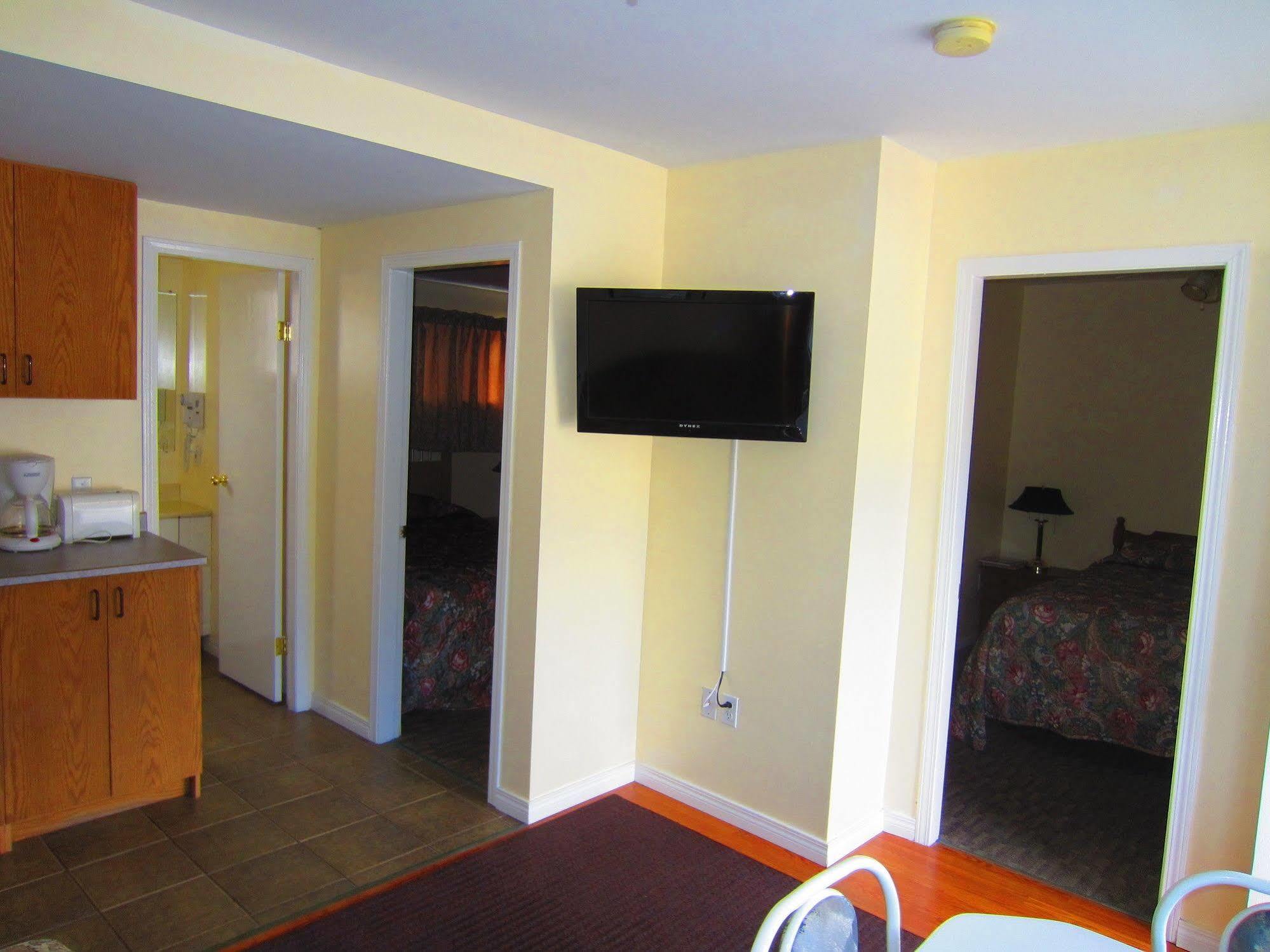 Black Sea Motel Penticton Bagian luar foto