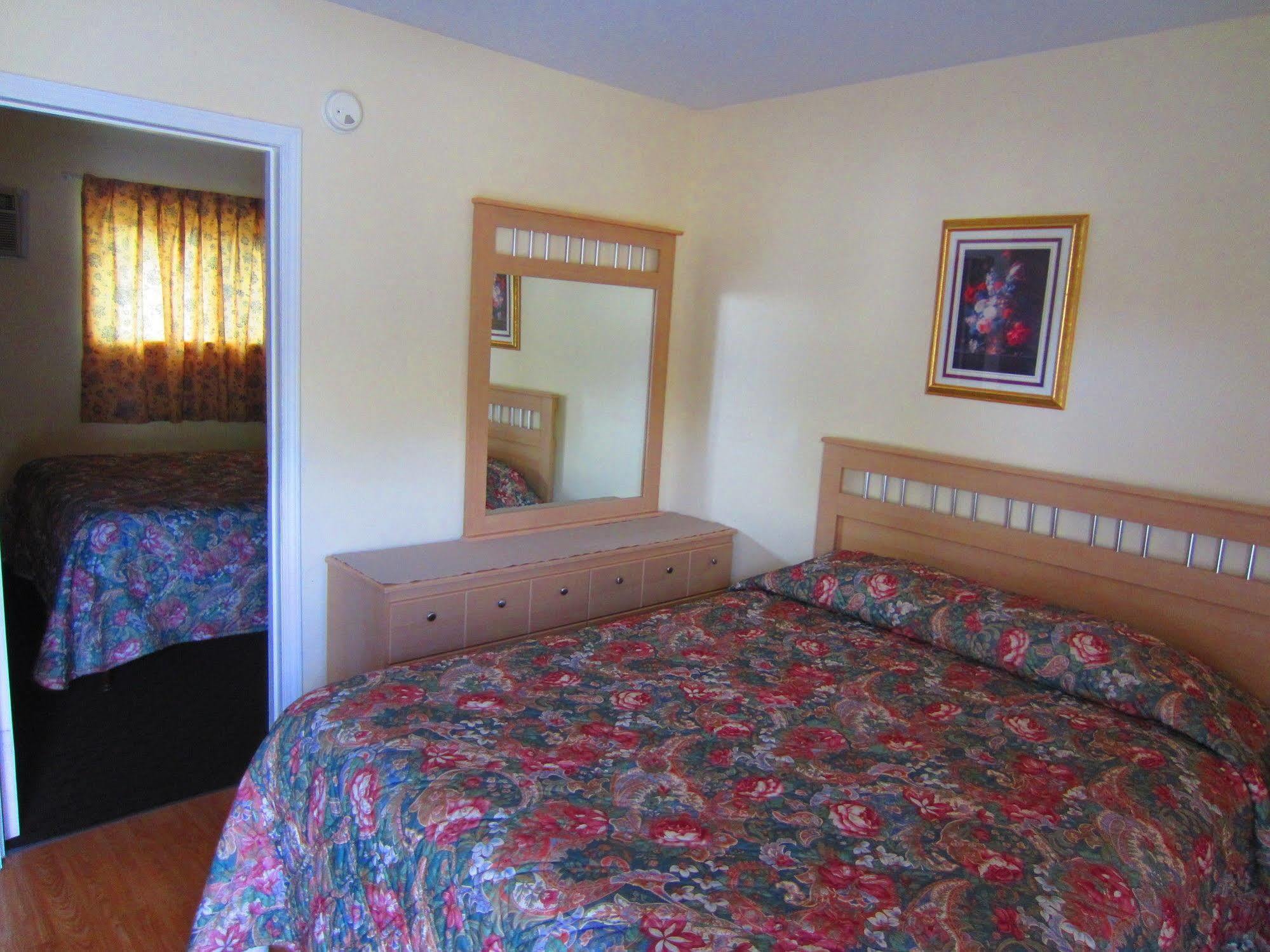 Black Sea Motel Penticton Bagian luar foto