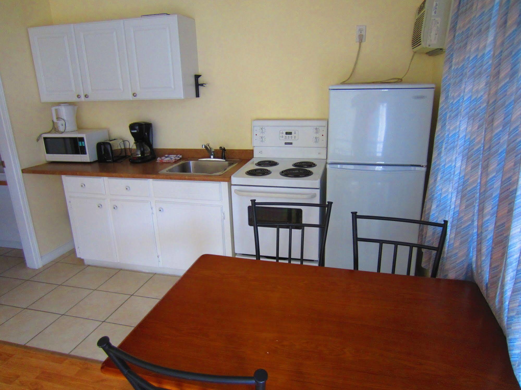 Black Sea Motel Penticton Bagian luar foto