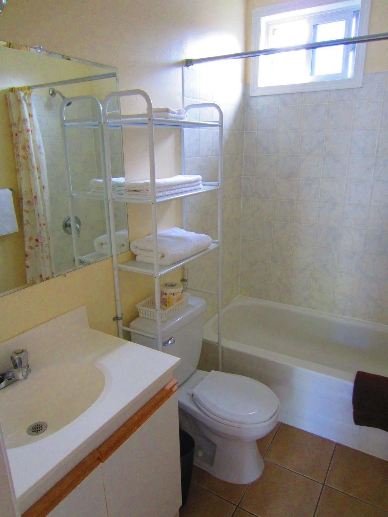 Black Sea Motel Penticton Bagian luar foto