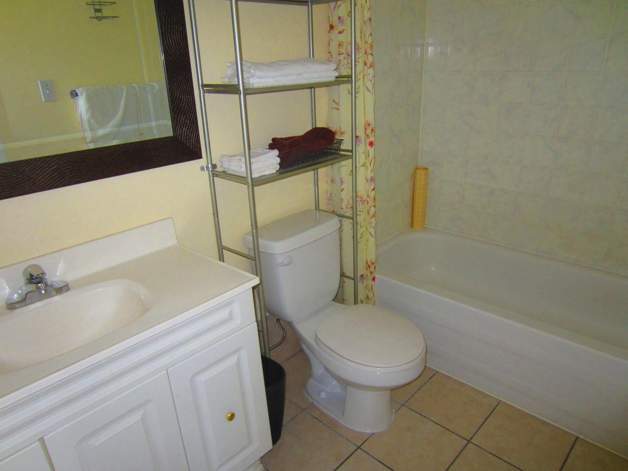 Black Sea Motel Penticton Bagian luar foto