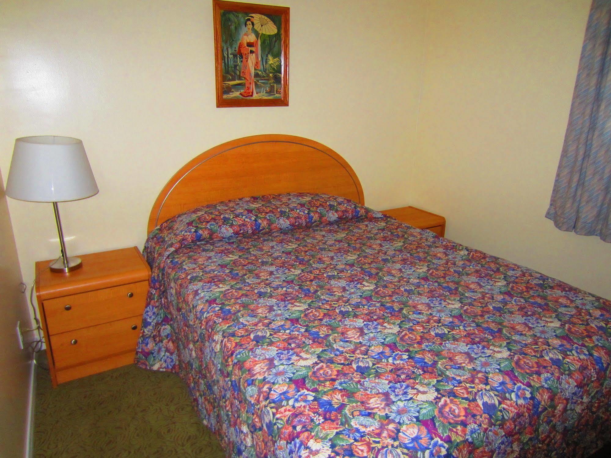Black Sea Motel Penticton Bagian luar foto