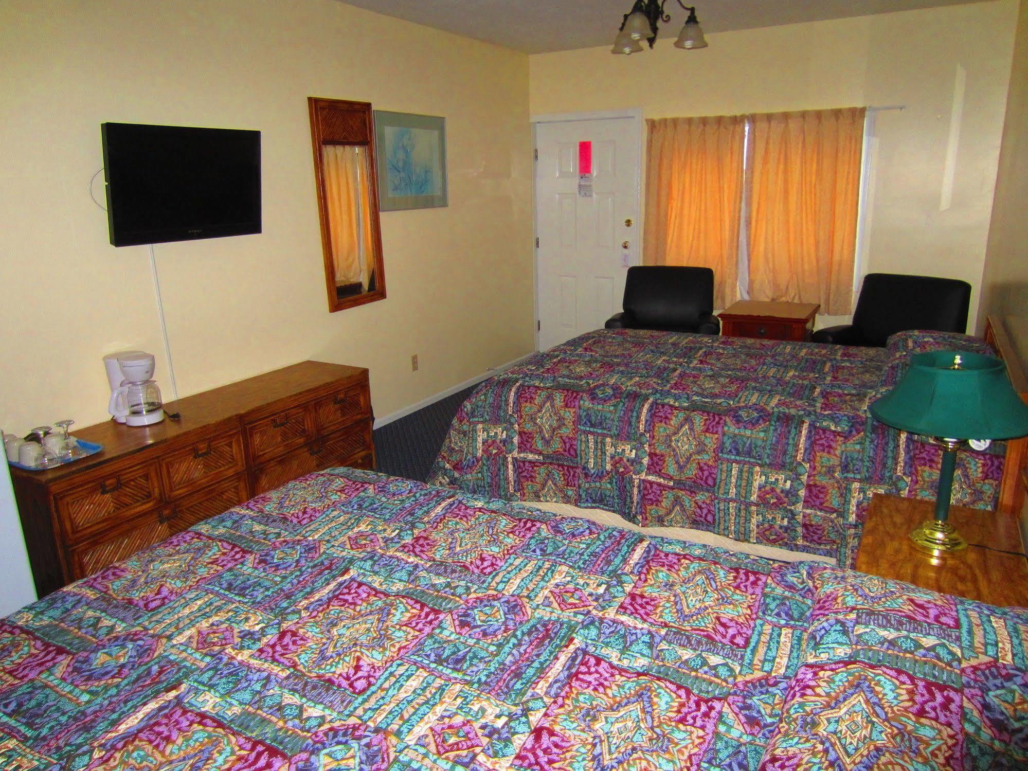 Black Sea Motel Penticton Bagian luar foto