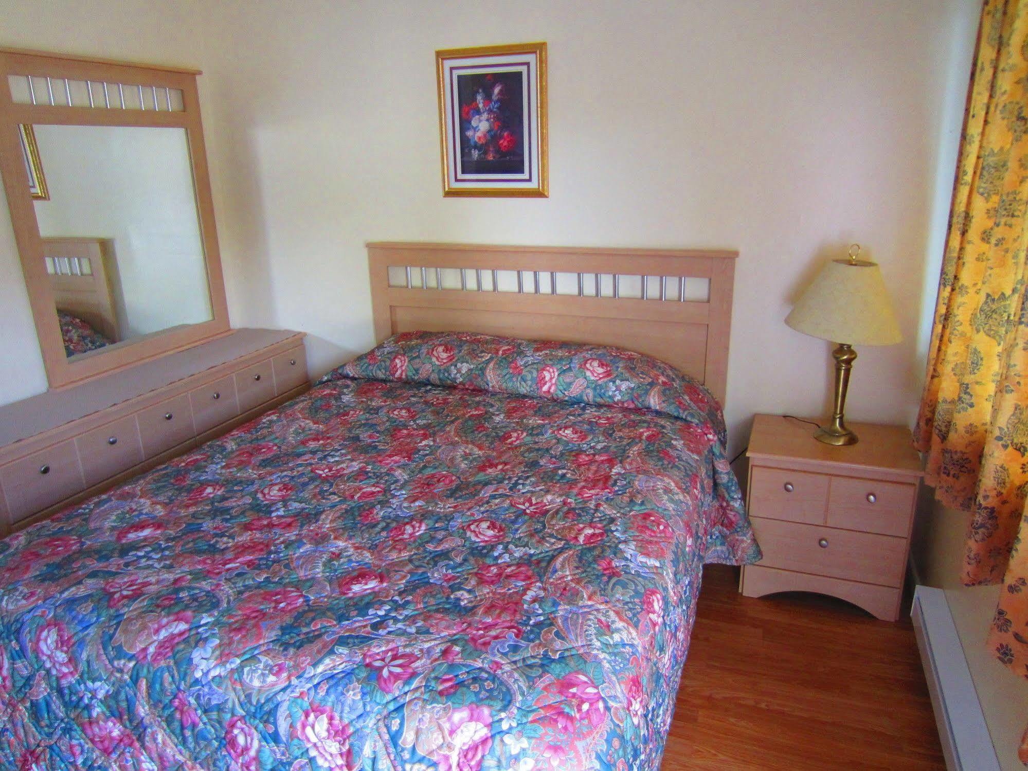Black Sea Motel Penticton Bagian luar foto