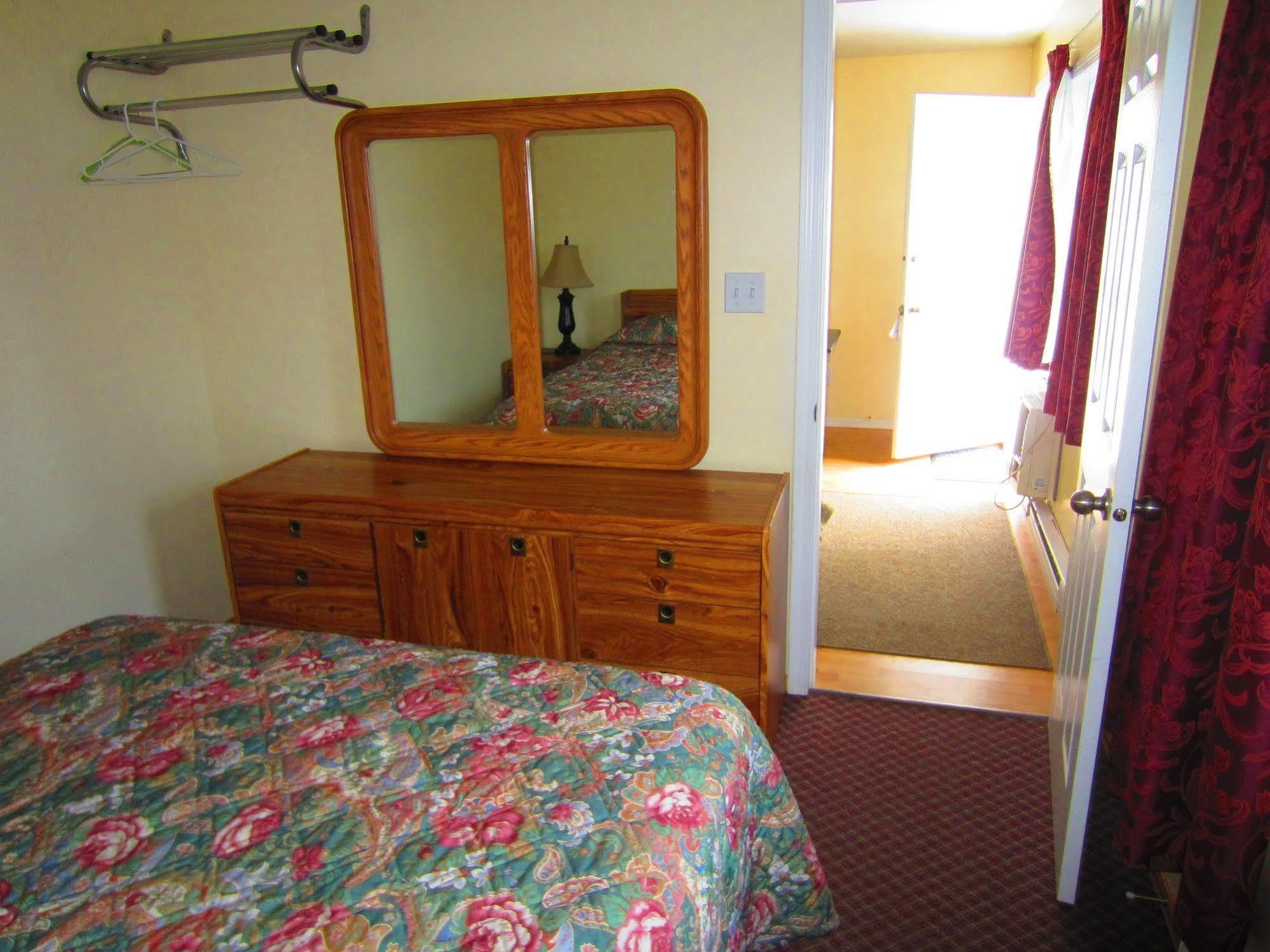 Black Sea Motel Penticton Bagian luar foto