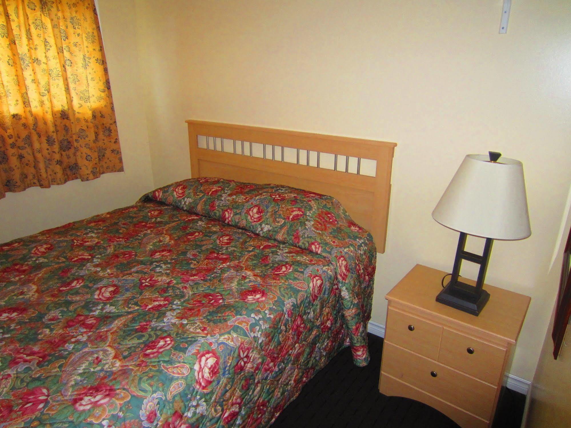 Black Sea Motel Penticton Bagian luar foto