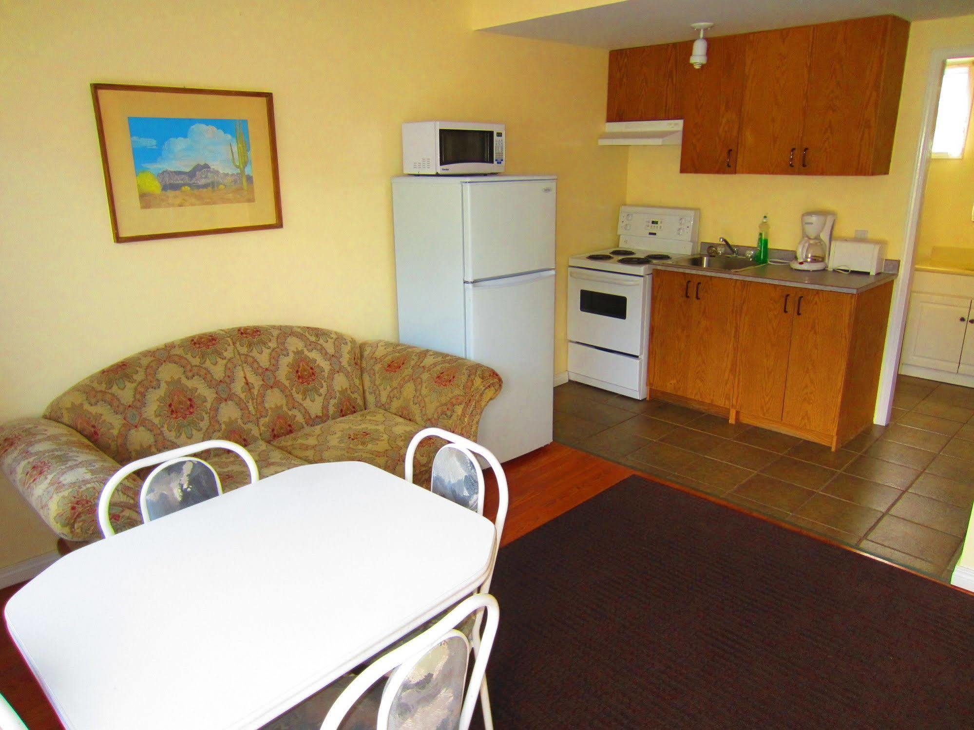 Black Sea Motel Penticton Bagian luar foto