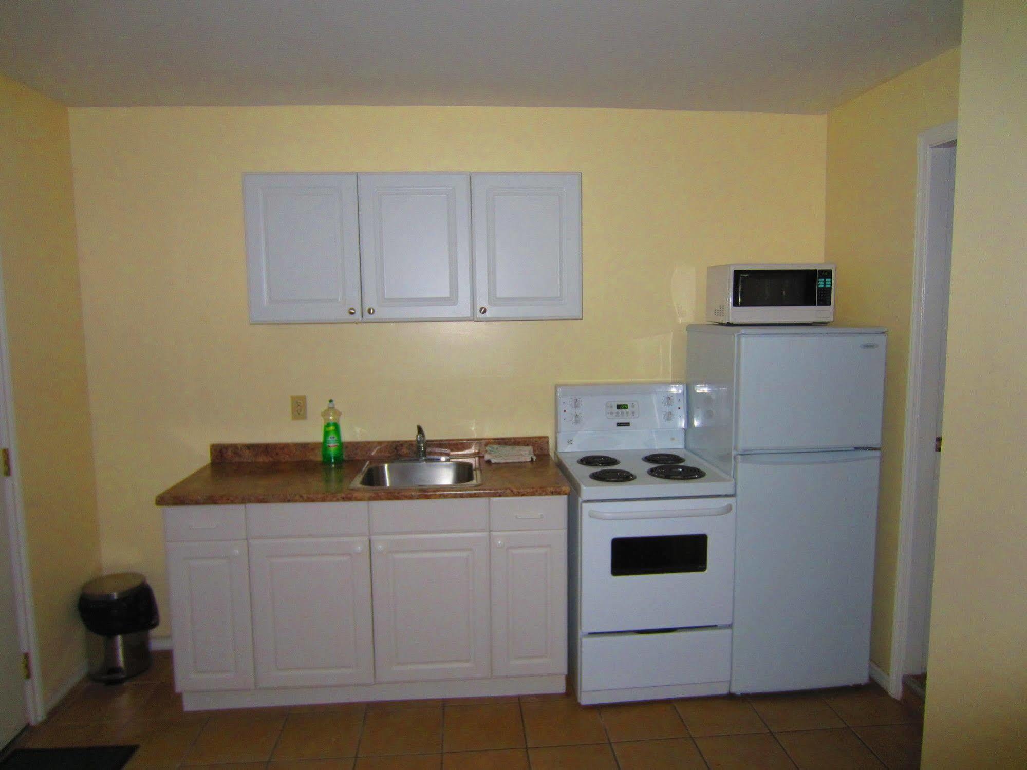 Black Sea Motel Penticton Bagian luar foto